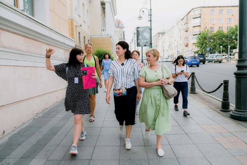Под крылом Музея действует экскурсионное бюро «Время города». На пешеходных и автобусных прогулках по городу музейные гиды рассказывают о том, как Владивосток строился и рос, какие люди жили с ним вместе.