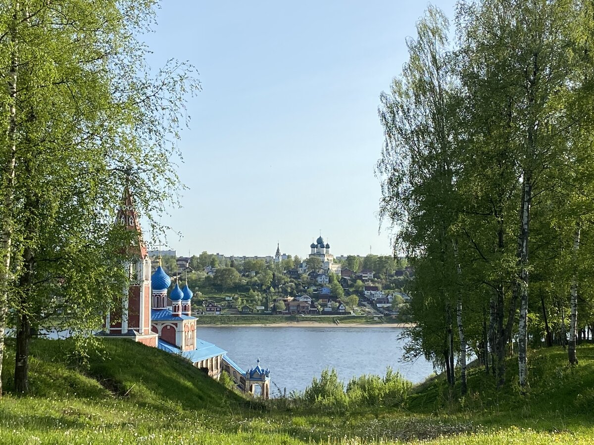 Вид на Воскресенский собор с левого берега Волги.