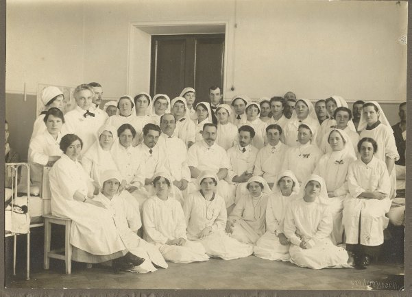 А.В. Вишневский с сестрами милосердия, 1915 год