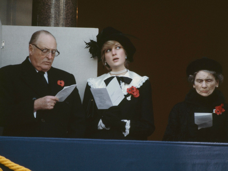 Король Норвегии Олав, принцесса Уэльская и герцогиня Глостерская во время Воскресной службы памяти в Кенотафе, Лондон, 8 ноября 1981