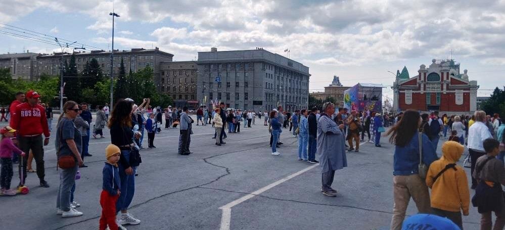 По центру кадра мэрия города 