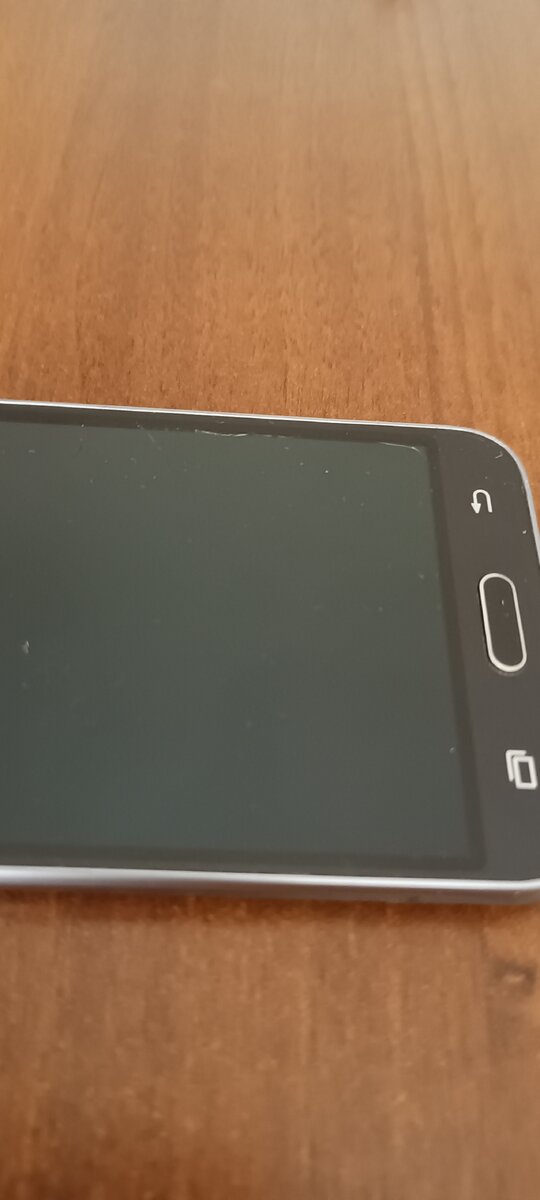 Видны трещины на экране, после падения перестал работать экран , телефон реагирует на касания звуковыми сигналами, но изображение никак не выдаёт.