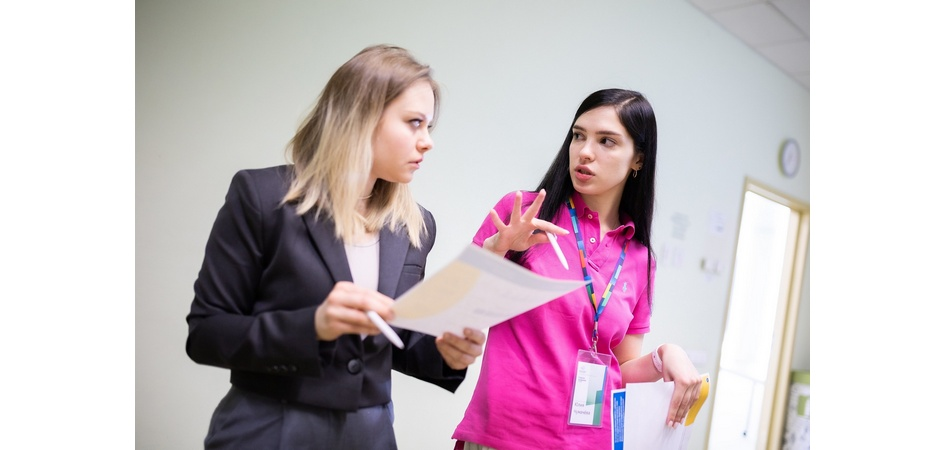 Юлия Чумачёва (справа) и Диана Биглова, создатели Health Hero