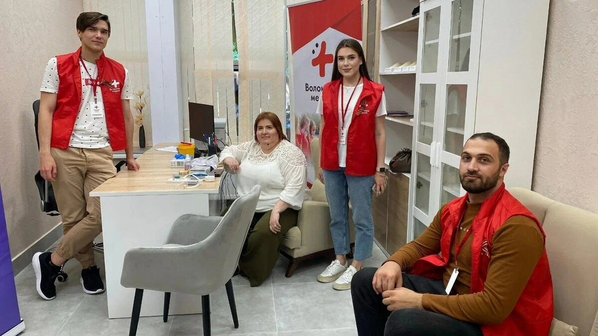     С первых дней СВО в медицинских учреждениях новых российских регионов отработали более 800 медиков-волонтеров и 1200 активистов МГЕР и «Волонтерской Роты». Именно их опыт был положен в основу законодательных изменений сферы здравоохранения.