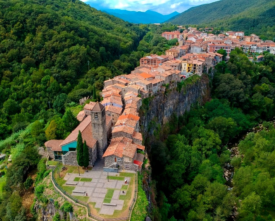 Единственный города. Кастельфольит-де-ла-рока. Castellfollit de la Roca Испания. Кастельфольит-де-ла-рока фото. Кастельфольит-де-ла-рока планировка.