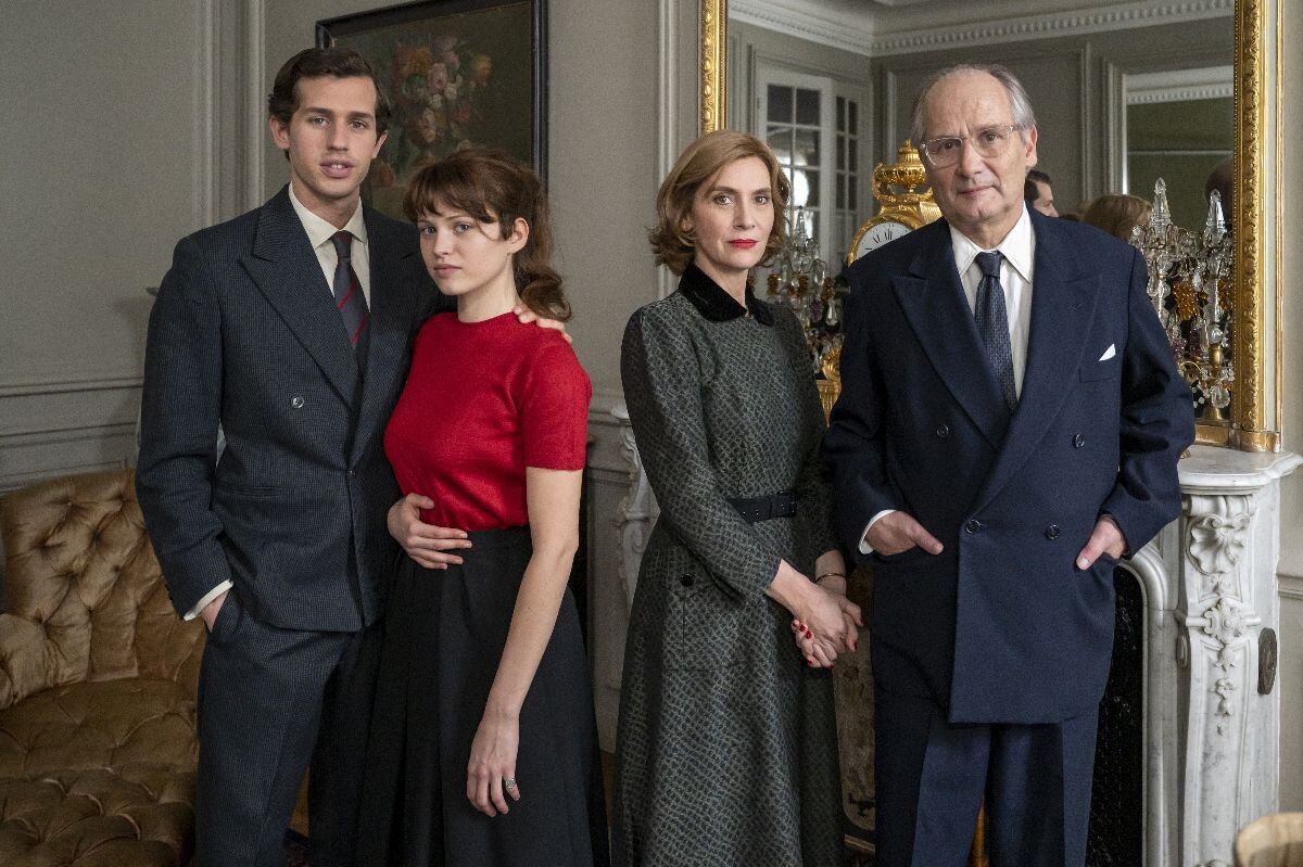 Начало истории. Юная Брижит со своим возлюбленным Вадимом и её родители