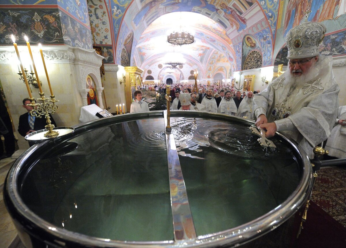 Палау со святой водой. Святая вода в храме Христа Спасителя. Купель в католическом храме. Освященная вода. Освящение воды в католической церкви.