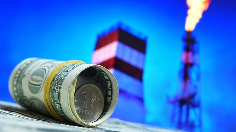    Денежные купюры США и монета номиналом один рубль. ©Владимир Трефилов РИА Новости