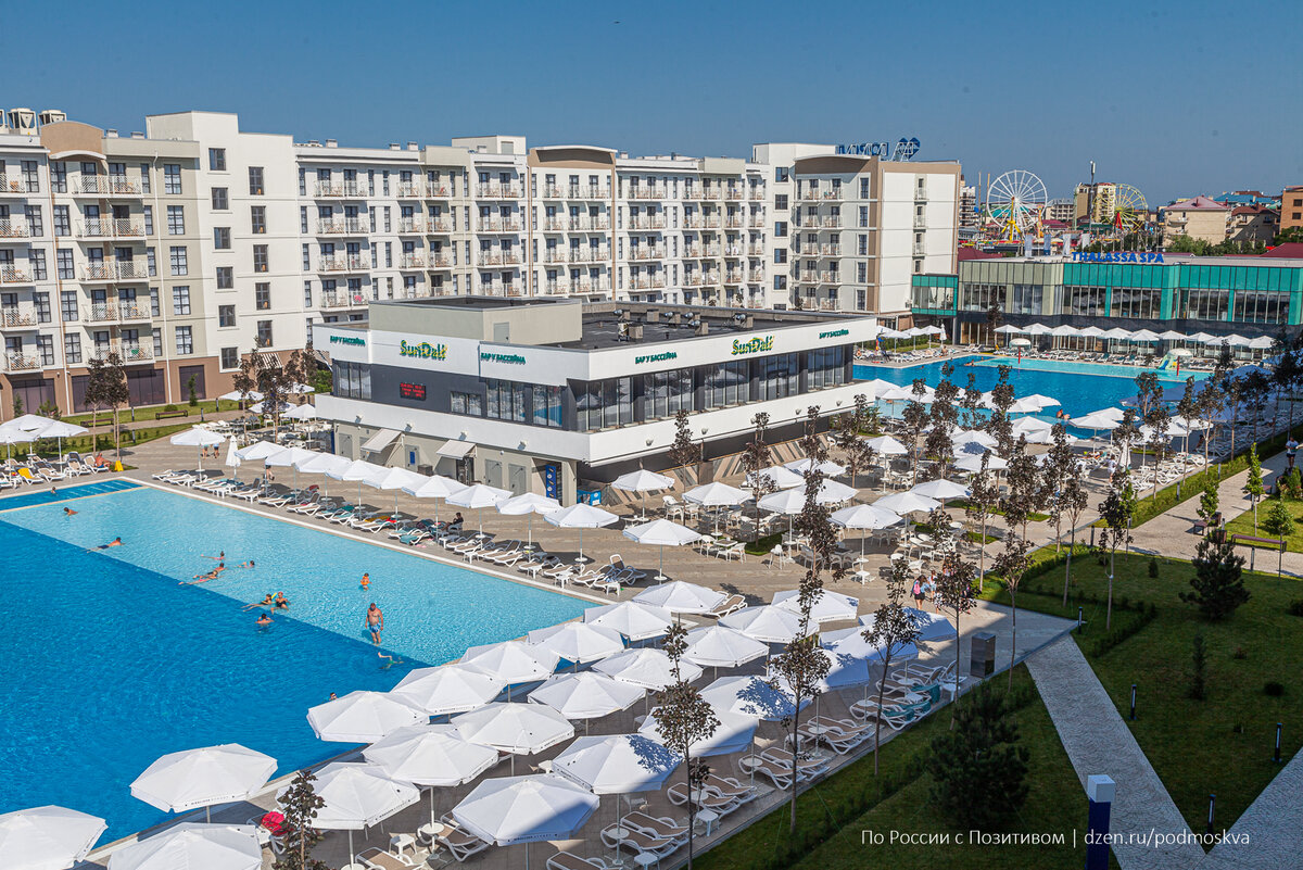 Общий вид на территорию отеля с балкона нашего номера.