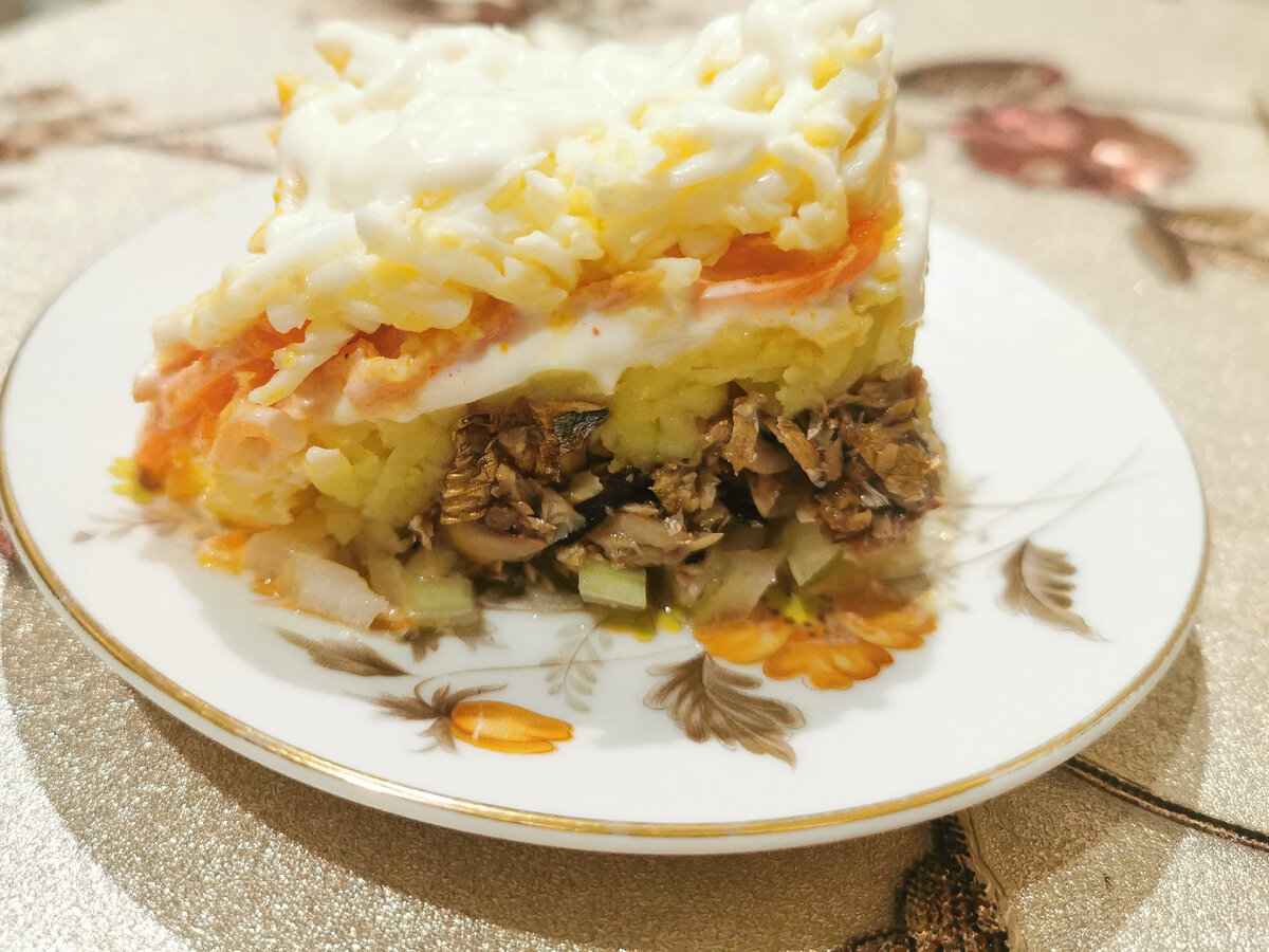 Слоеный салат с крабовыми палочками. Салат с морковкой и горошком. Салат крабовые палочки морковь сыр яйца. Салат французский слоями. Салат морковь сыр яйцо.