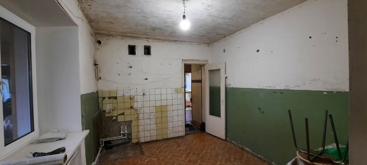 Обоев нет) Весёлая краска)