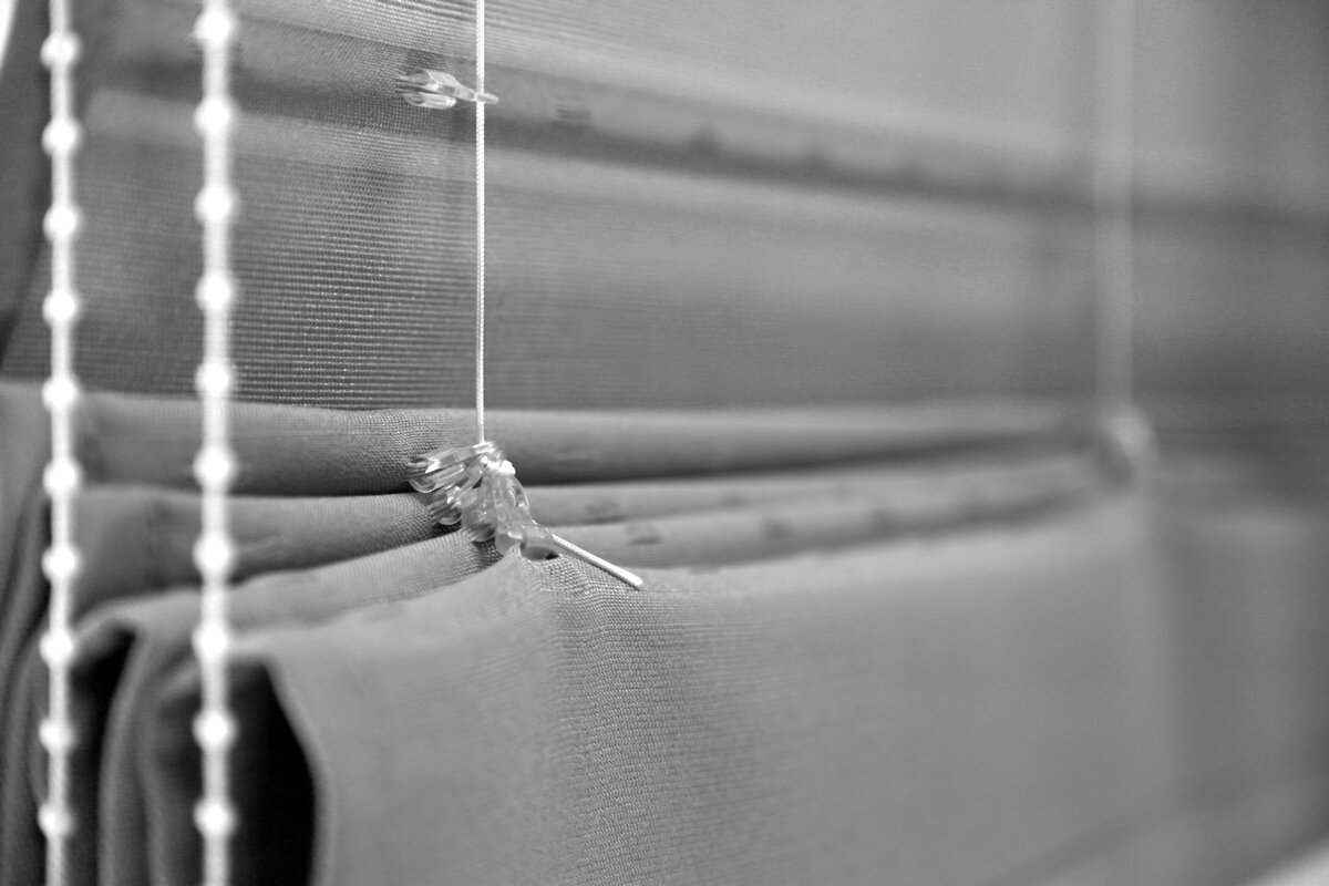 Чтоб карниз поднимался и опускался, пришиваются колечки через определённое расстояние по горизонтали и по вертикали.