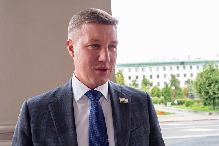    С сегодняшнего дня в региональном «мусорном» операторе УК «ПЖКХ» новый шеф. Как выяснил «БИЗНЕС Online», им стал замруководителя ассоциации «Региональный центр общественного контроля в сфере ЖКХ РТ», депутат Казгордумы Евгений Чекашов