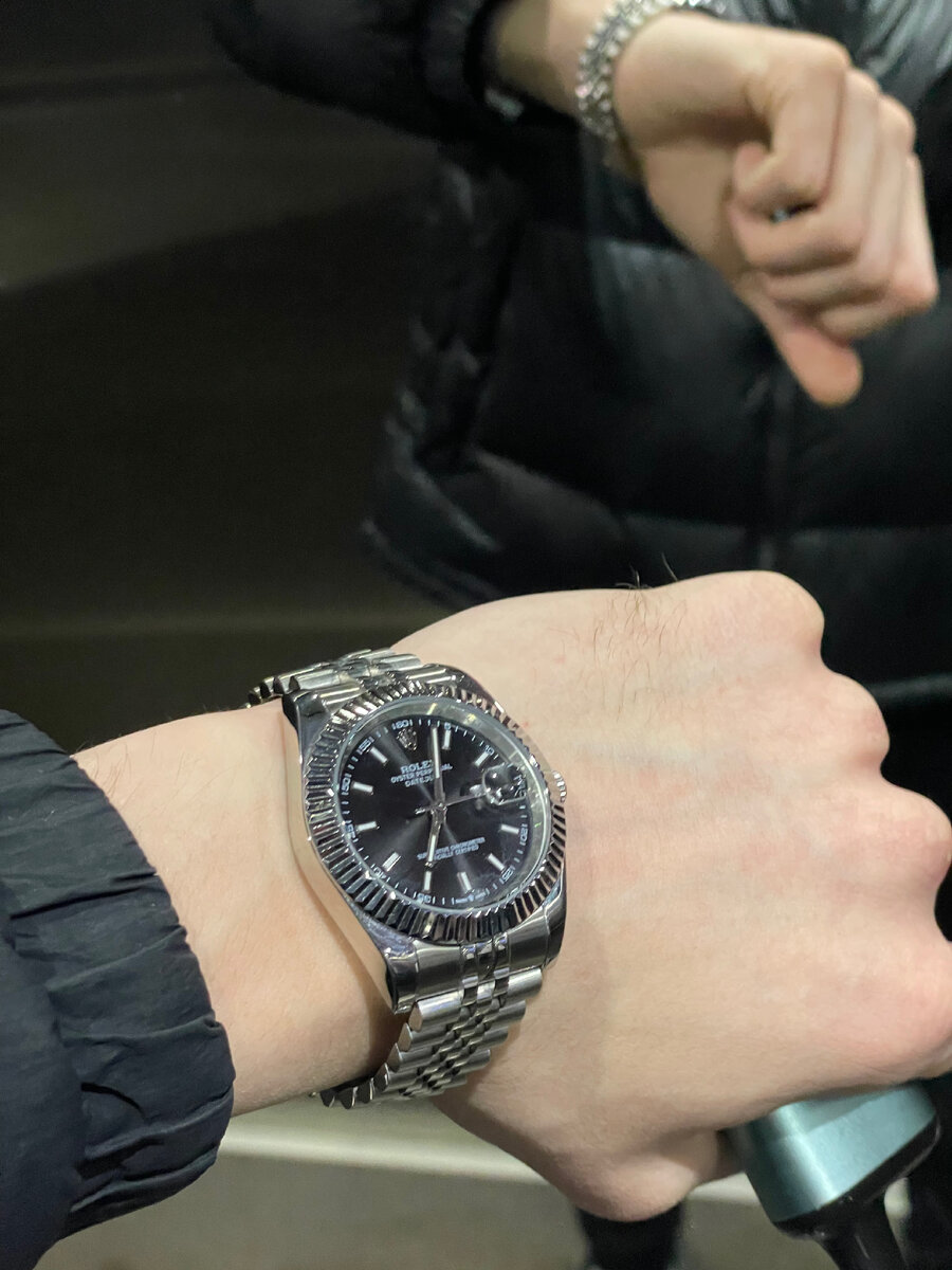 Часы Datejust, созданные в 1945 году, стали первым наручным водонепроницаемым автоматическим хронометром с индикатором даты на отметке 3 часов в окошке циферблата. Эта уникальная комбинация получила дальнейшее развитие в 1953 году благодаря увеличительному эффекту линзы Cyclops.