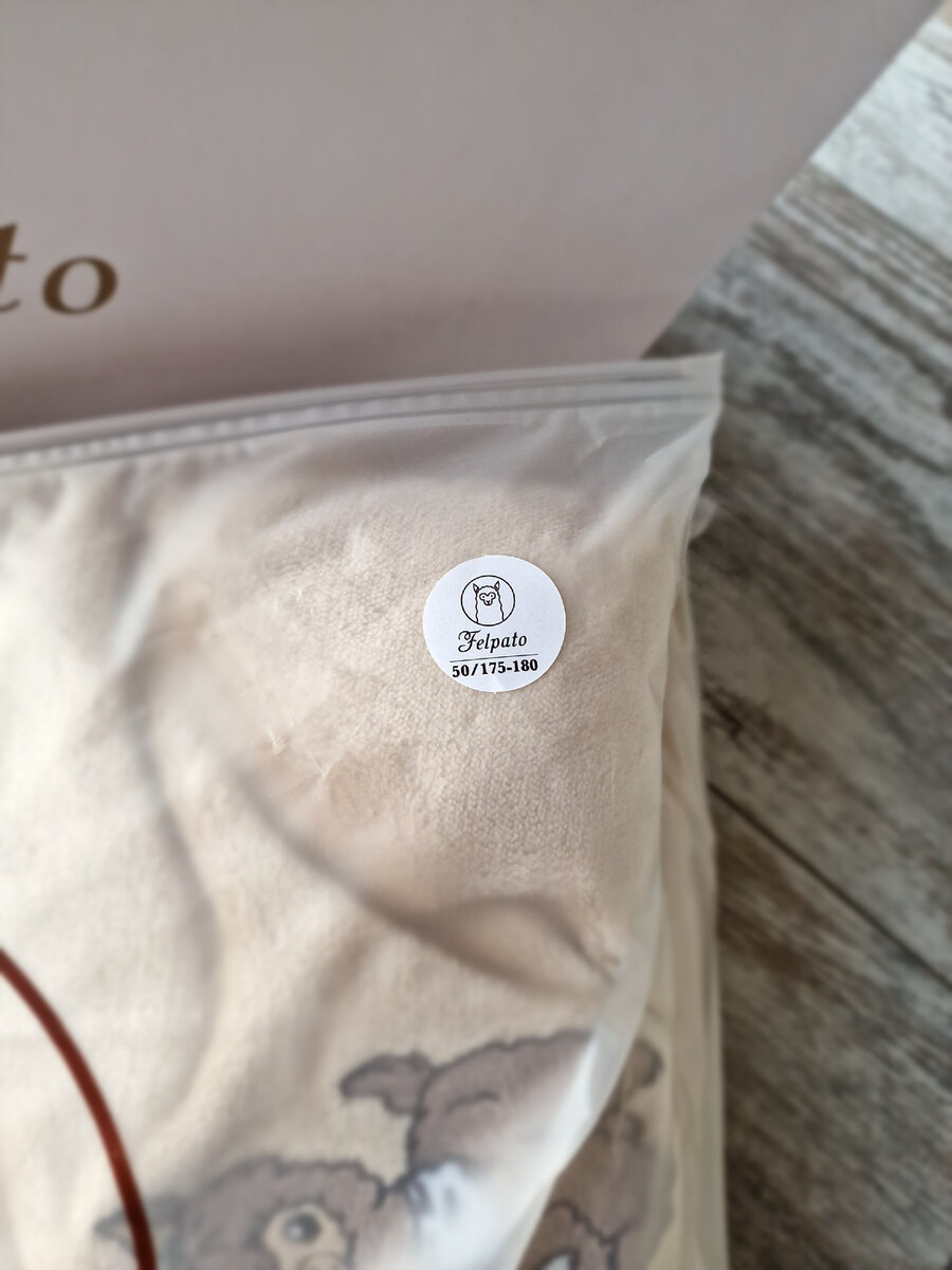 Стикер с указанием роста и размера костюма.