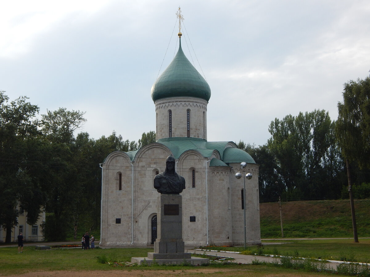 Памятник Александру Невскому в Переяславль-Залесском установлен на Красной площади города. Спасо-Преображенский собор ХII в. - древнейший храм Переславля-Залесского.