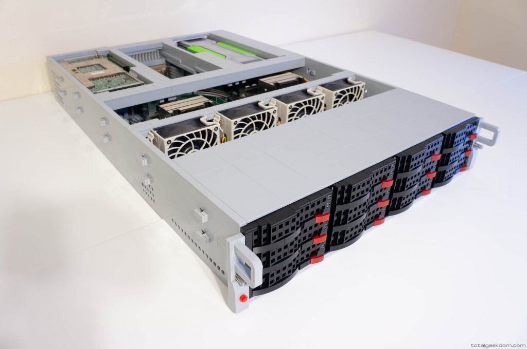 В обводах легко угадывается корпус Supermicro.