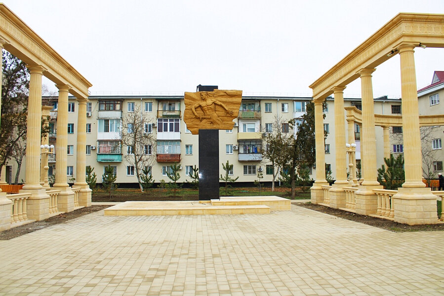 Фото г приморско. Приморско-Ахтарск сквер Крамаренко. Памятник Крамаренко Приморско-Ахтарск. Приморско-Ахтарск набережная. Набережная Приморско-Ахтарск 2021.