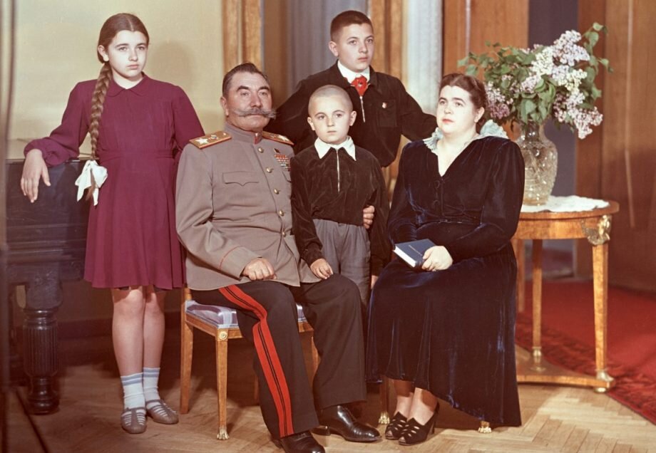 Семен Буденный с женой и детьми.  Источник: "Кремлевские дети" / НТВ.