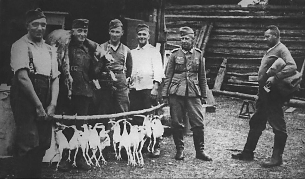                               Конфискация продуктов питания оккупантами.