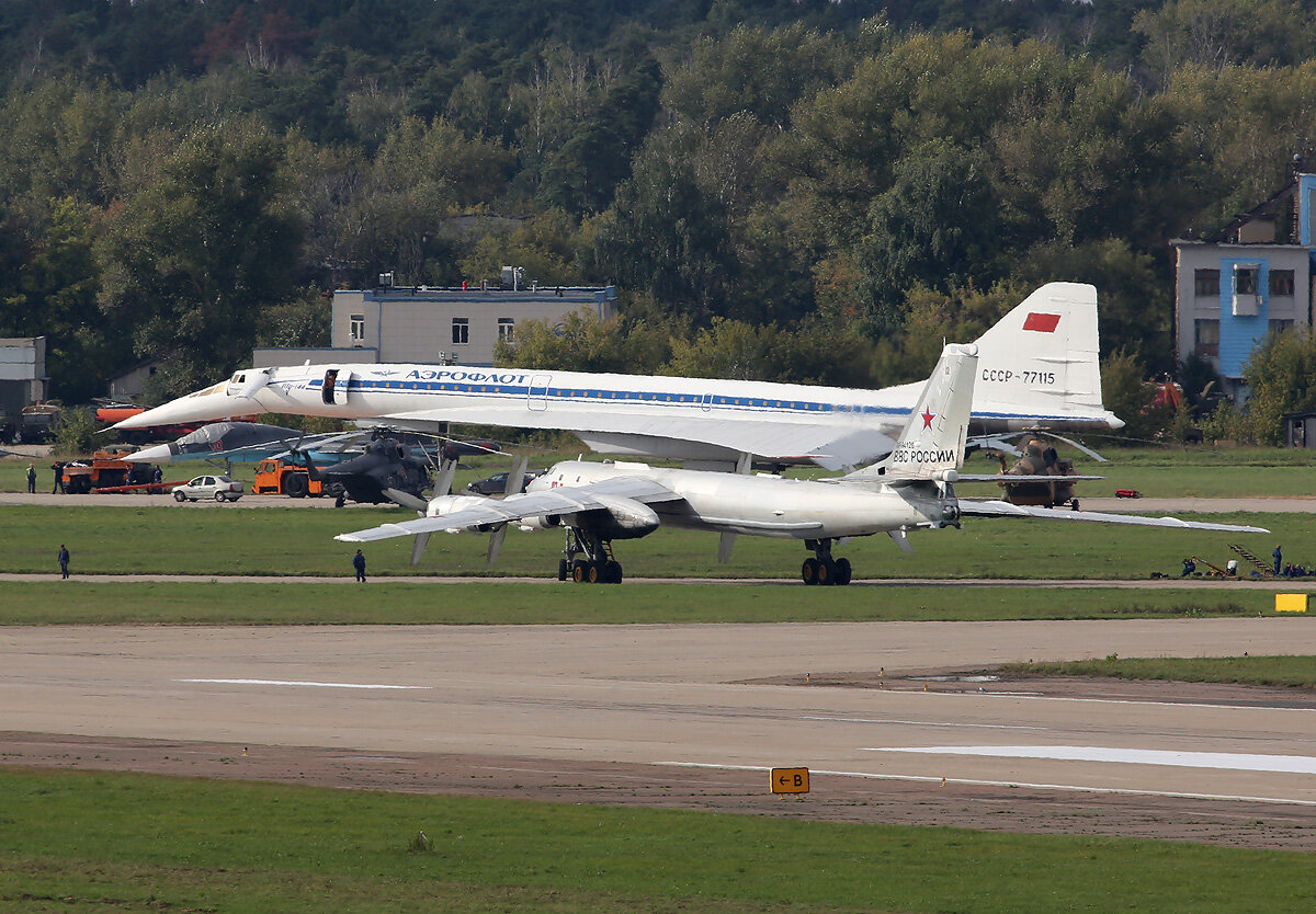 1. Ту-95 готовится к вылету на аэродроме Жуковский. Позади ещё один туполевский красавец - Ту-144. 