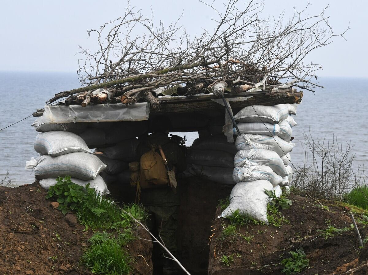    Российский военнослужащий на первой линии обороны на берегу Днепра в зоне проведения СВО© РИА Новости / РИА Новости