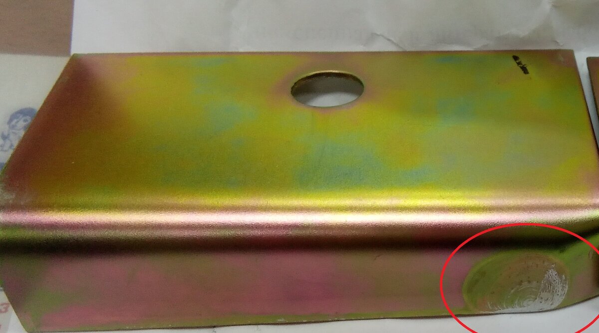 Образец с дефектом. Как видно, наблюдается частичное отсутствие пассивной пленки. Образец после пассивации промывался в деминерализованной воде.