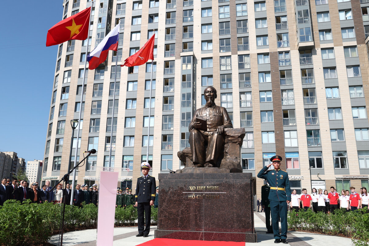 памятник хошимину на академической