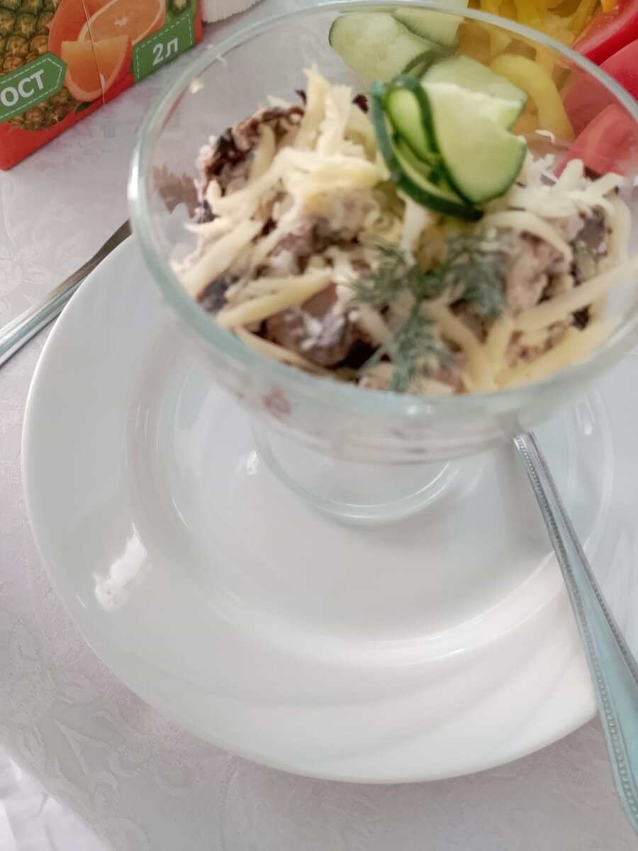 Может, угадаете, какой салат в креманке?