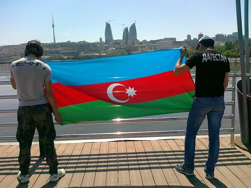 Чеченцы азербайджанцы. Азербайджан Лезгистан братья. Поселок азери Эстония. Азербайджанцы флаг. Азербайджан люди.