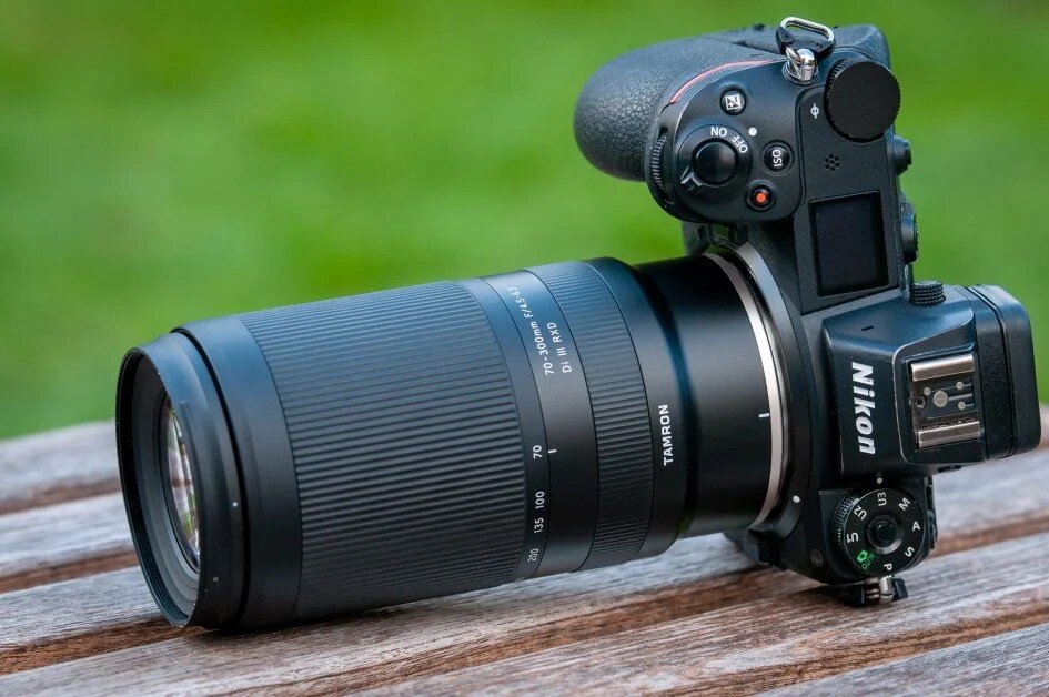    Объектив на полнокадровой беззеркалке Nikon. Не самый компактный, но камеру с этим объективом можно удержать даже одной рукой / Фото: cameralabs.com