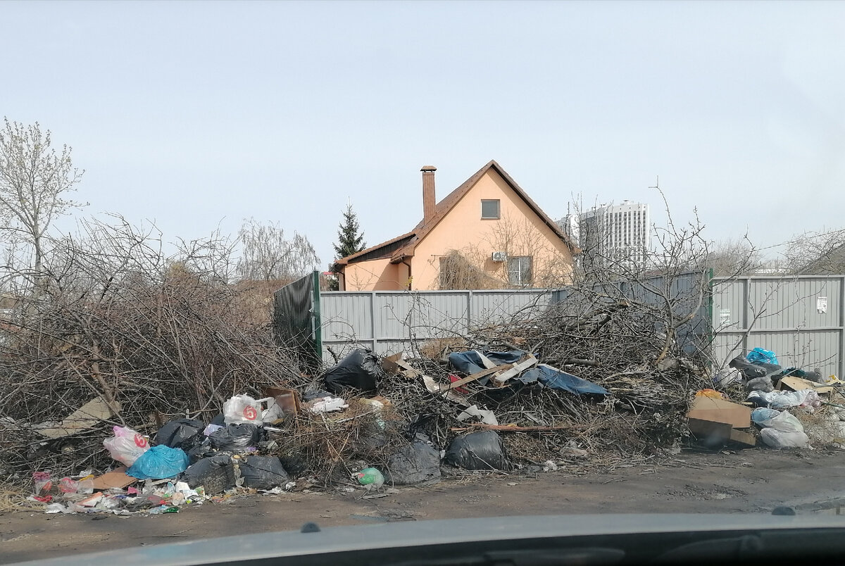 Кому не позавидуешь - так это владельцу дома позади мусорки...