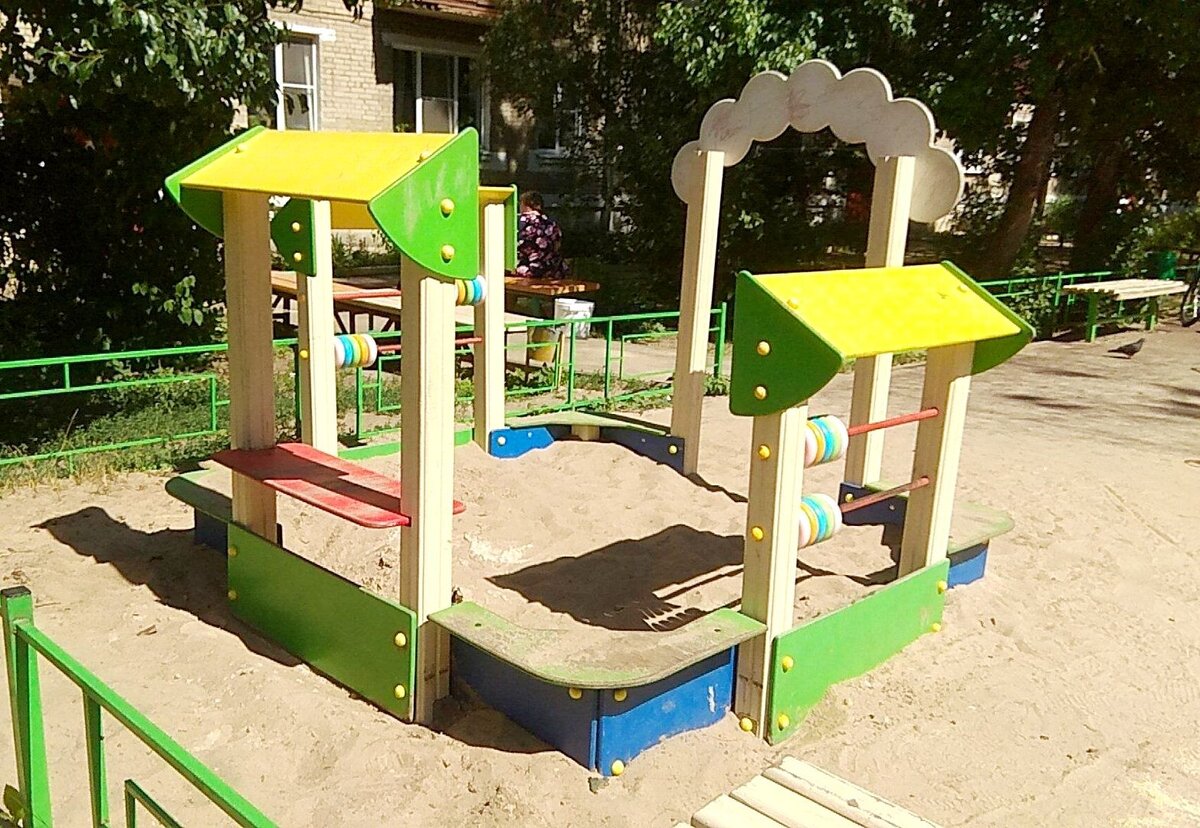 Вторая песочница очень походила на эту. Фотографий своих в песочнице мы не делали. Так что снова - фото из свободных источников.