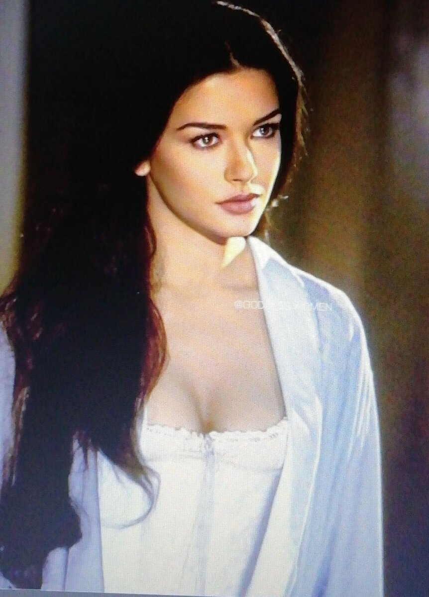 Мерьем в каюте корабля