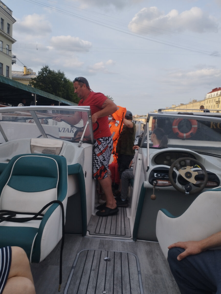 Нас Вячеслав усаживает.