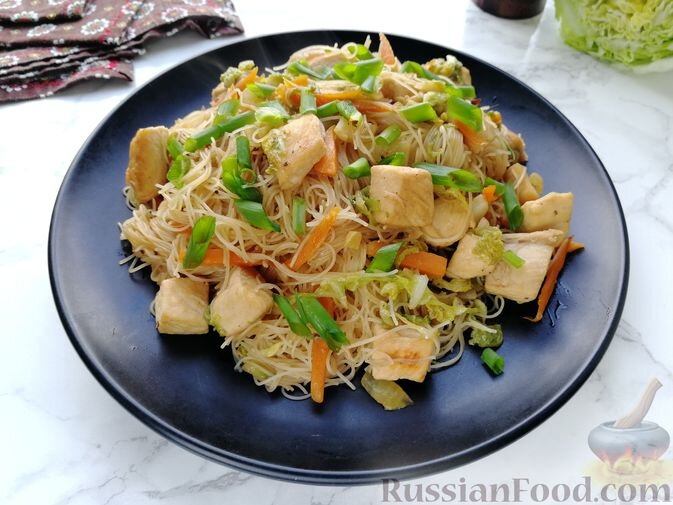 фунчоза, куриное филе, капуста пекинская, лук репчатый, морковь, чеснок, корень имбиря, соус соевый, мёд, соль, перец чёрный молотый, масло растительное, лук зелёный