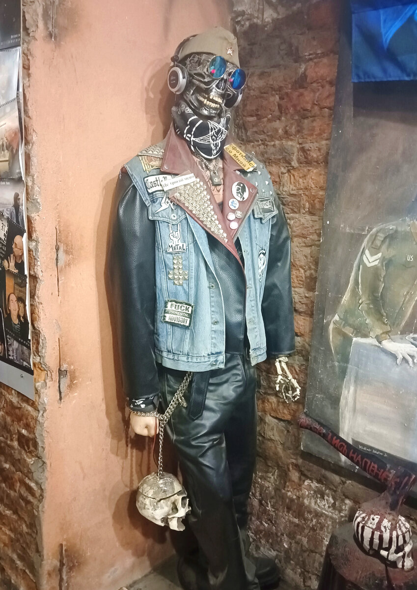 Манекен в самом магазине. 