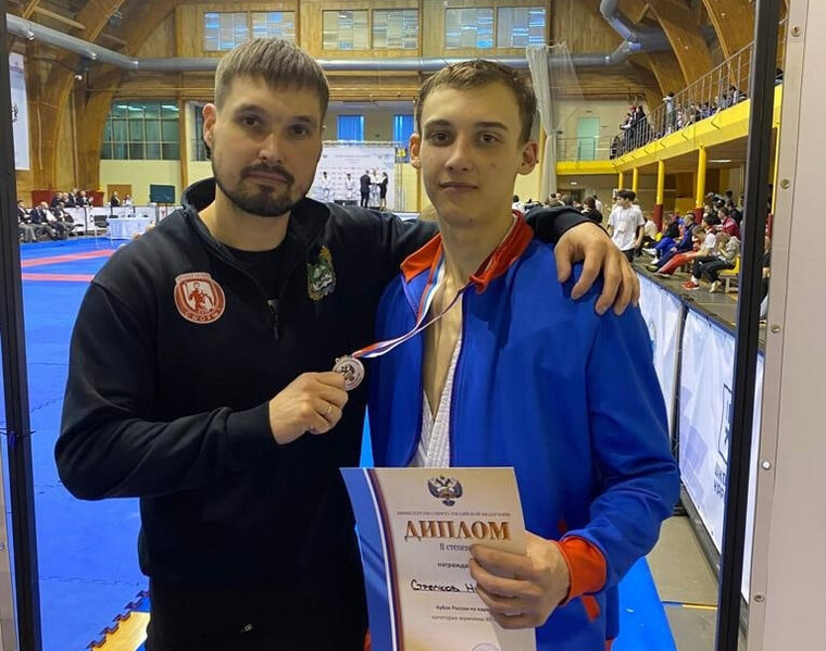    Спортсмен Никита Стрелков (справа) с тренером Ильей Назаровым