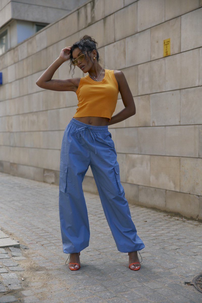 Что носить летом, чтобы выглядеть стильно и чувствовать себя максимально комфортно?  Ответ прост - подходят все варианты! Платья, юбки, брюки, костюмы, главное знать, как их сочетать!-7