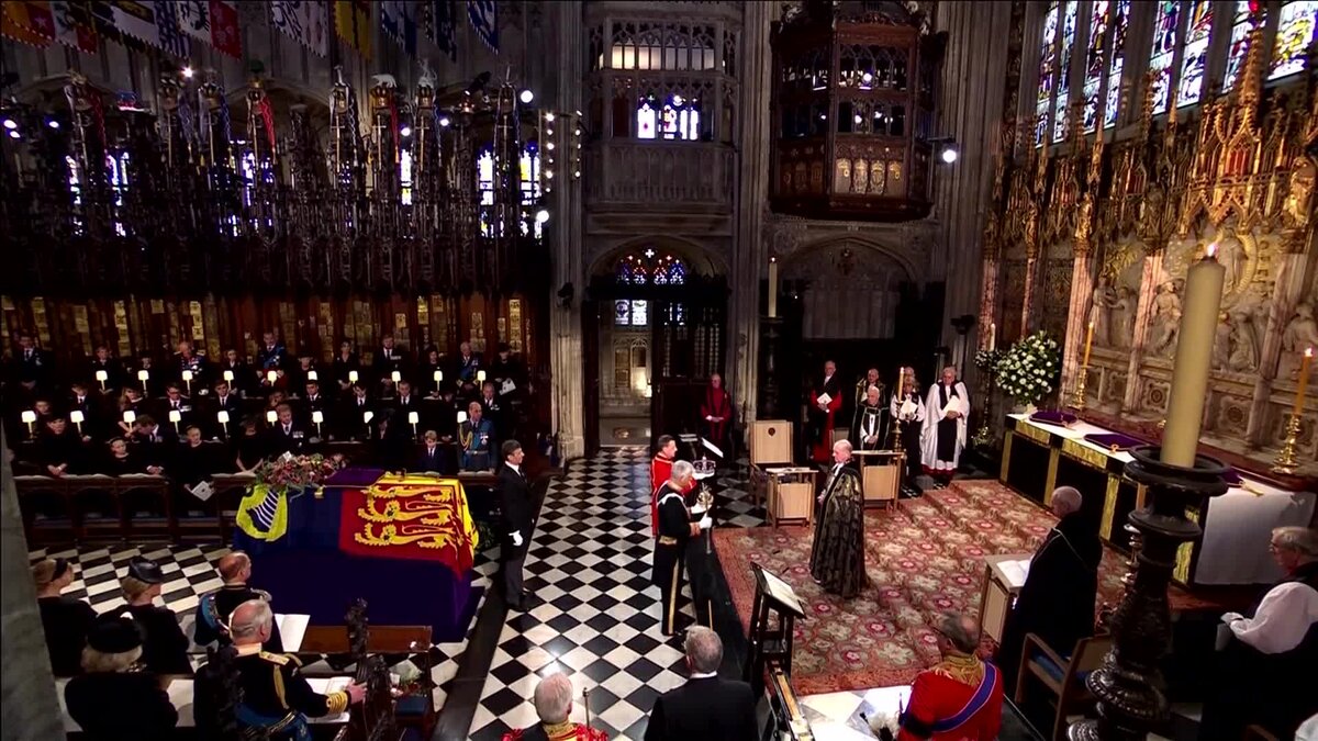 Королева Елизавета "присоединяется к большинству"