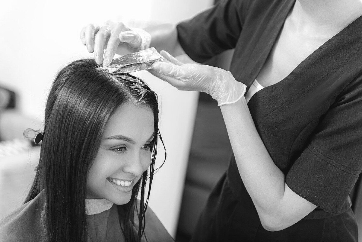 Девушке красят волосы