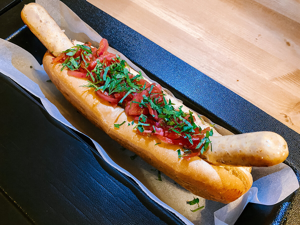 Уличные американские хот доги. Хот-доги. Хот дог и начос. St hot dog. Американский хот дог.