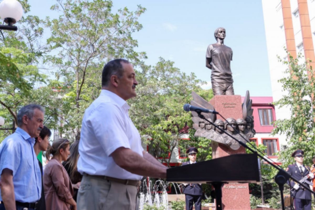    В Махачкале открыли памятник Герою России Магомеду Нурбагандову