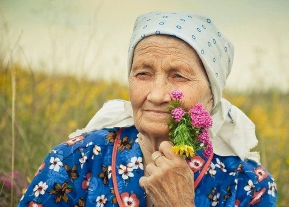 Добрая пожилая женщина. Бабушка улыбается. Деревенская старушка. Радостная бабушка. Бабки с цветами.