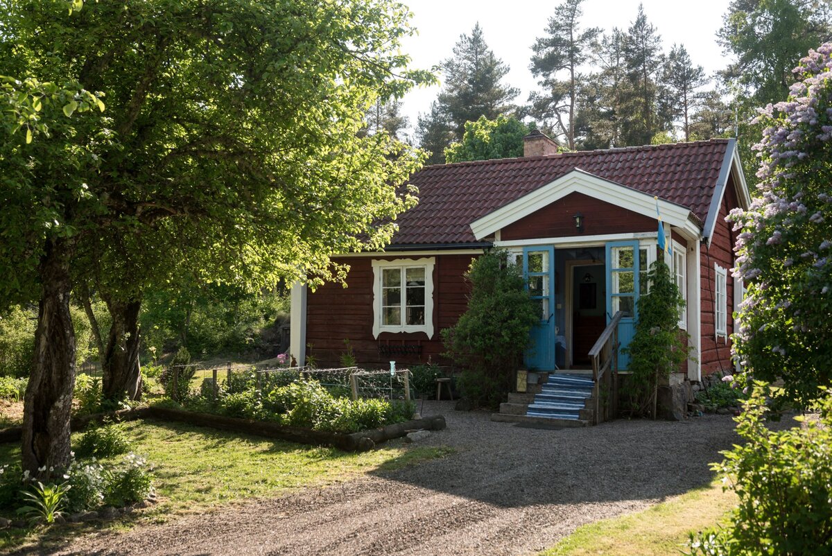Домик находится в Швеции. Впрочем, уже по одной этой фотографии можно понять, что речь идет о Скандинавии. Никаких заборов и грядок — именно так выглядит классическая шведская дача