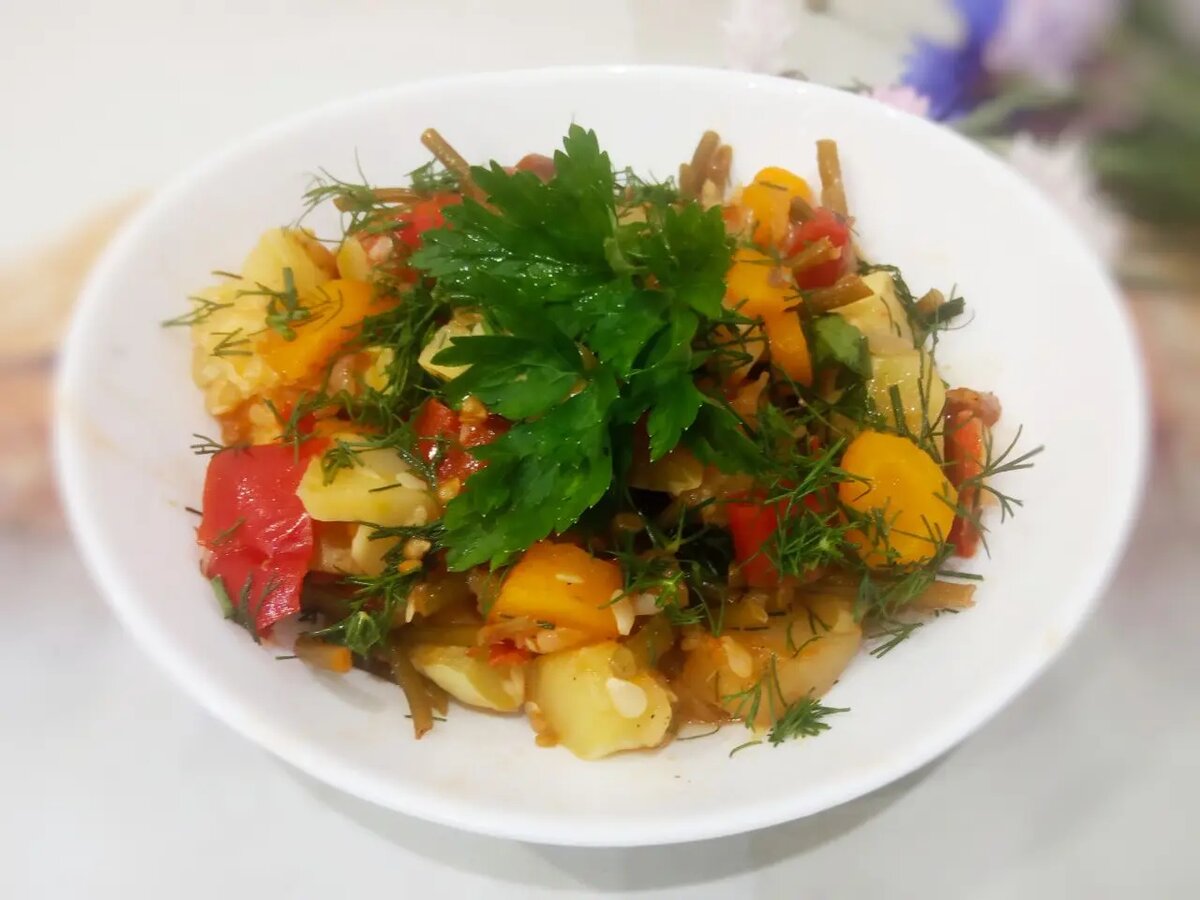 Патиссоны с овощами в сковороде