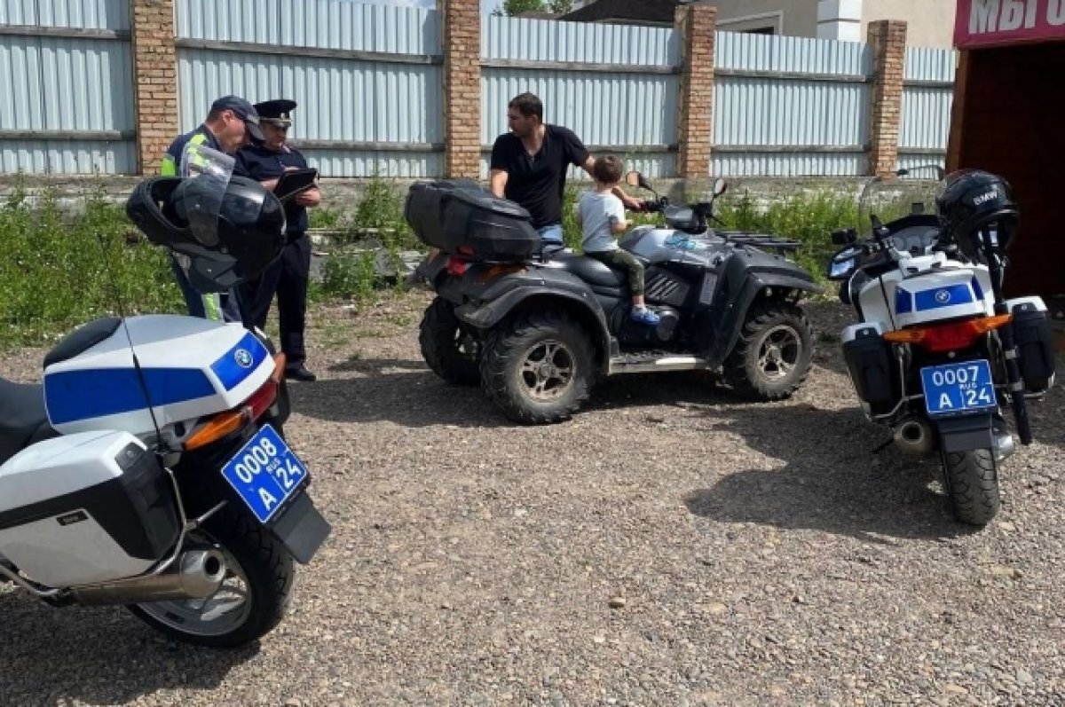    Мужчина решил покатать сына на мощном квадроцикле.