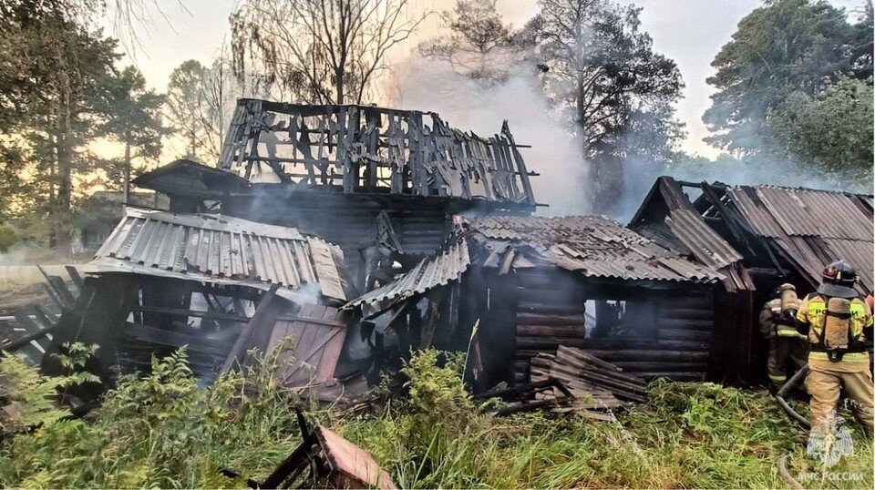 Ураган в удмуртии. Горящий дом. Пожар в доме. Сгоревшая деревянная дача.