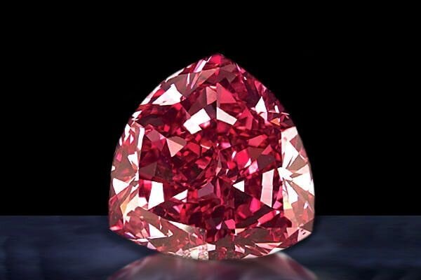Бриллиант Мусаева (The Moussaieff Red Diamond) фантазийного красного цвета весом 5,11 карат и бриллиант фантазийного красного цвета весом 1,01 карата Argyle Bohème (2 фото)