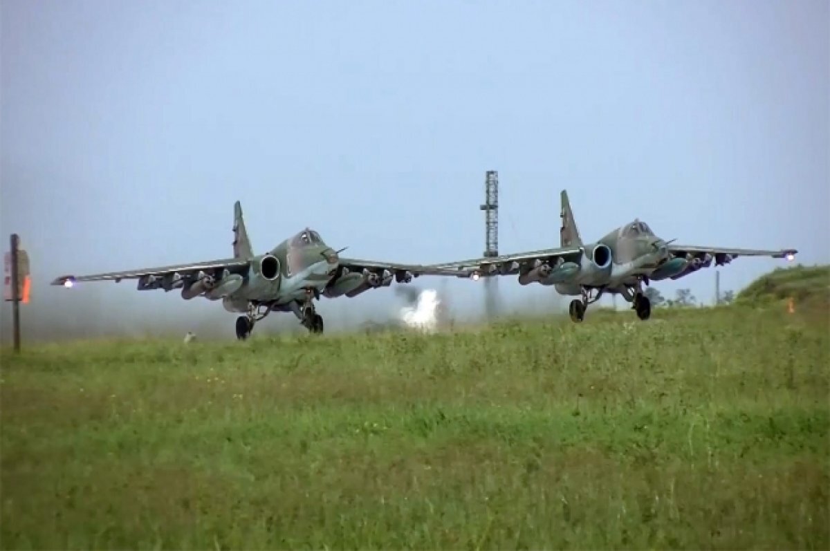 Экипажи штурмовиков Су-25 парами нанесли ракетные удары по объектам и технике